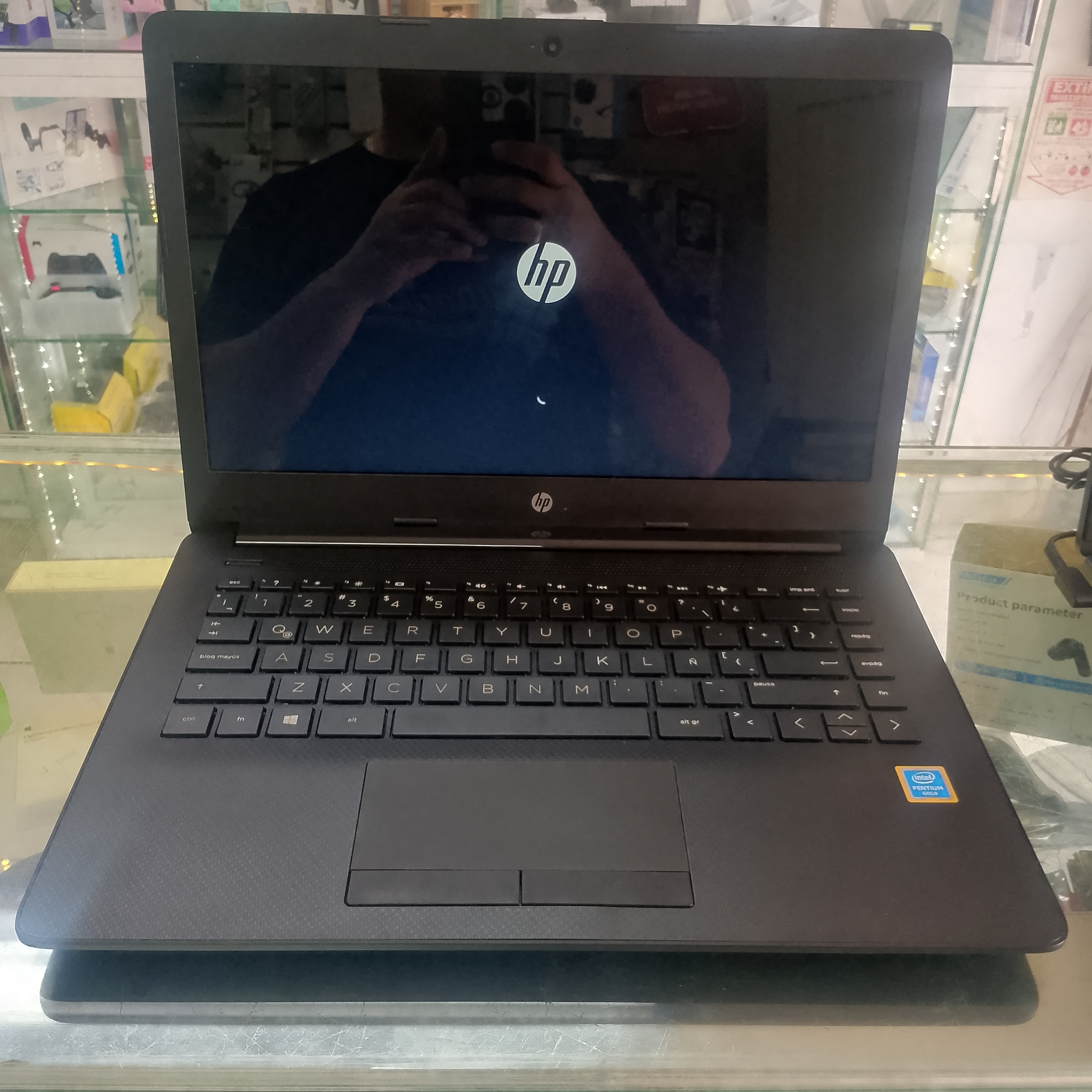 HP Pentium gol con 8 GB de ram disco SSD de 256 GB