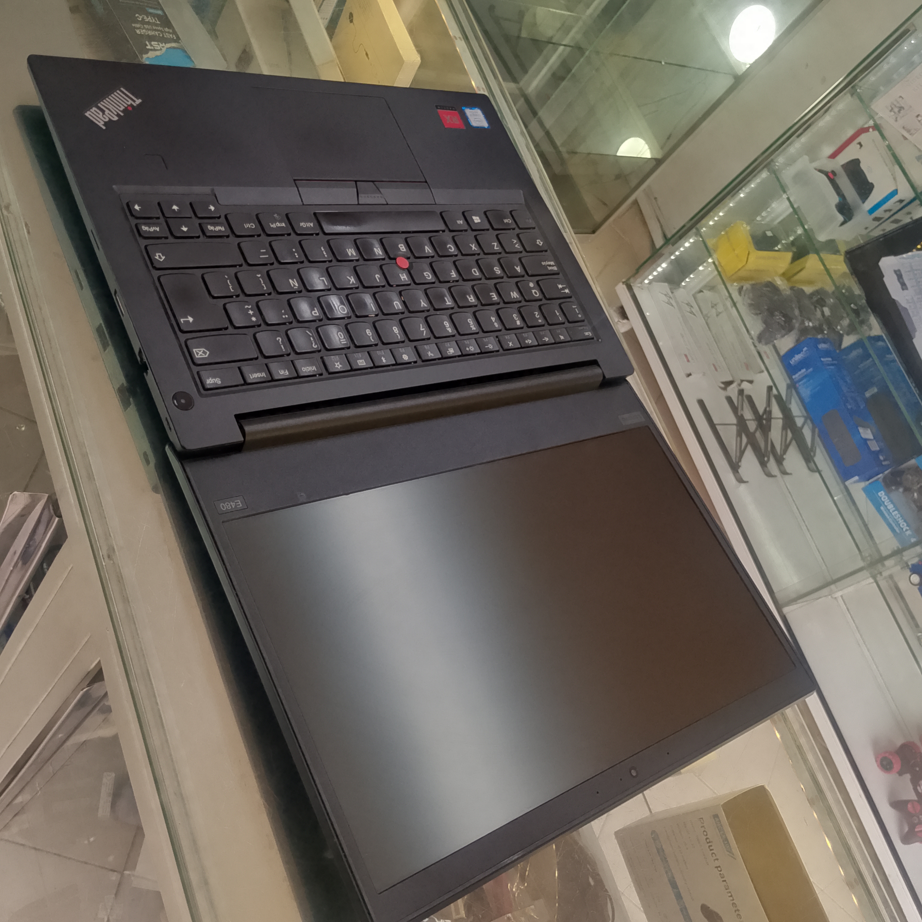 Lenovo Thinkpad E48O core i7 con 16 GB de ram disco SSD 512 GB